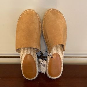 NWT- GAP Mules, camel, size 7- new with tags